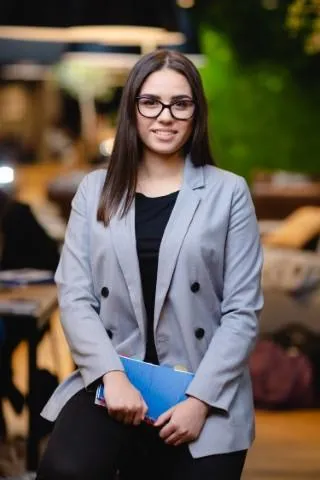 Marketing and Sales | WSB Merito Warsaw University: Studentka z książką