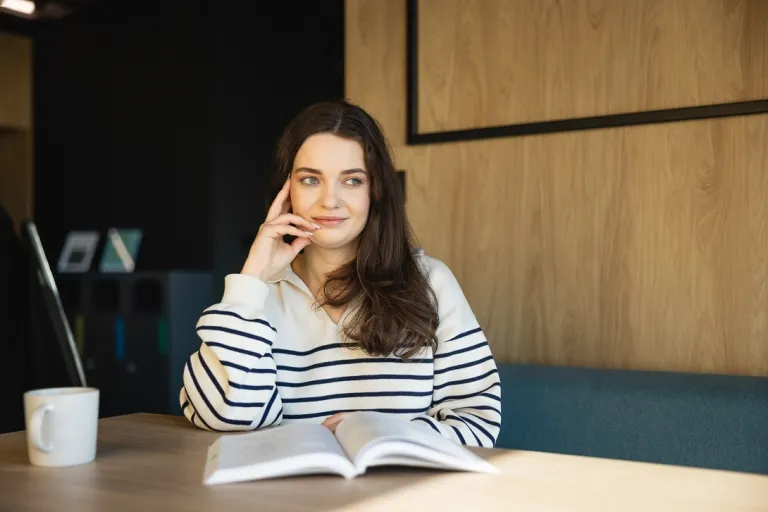 Management | WSB Merito Warsaw University: studentka z książką 