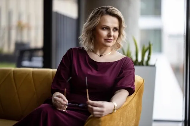 Management | WSB Merito Warsaw University: Siedząca kobieta z okularami