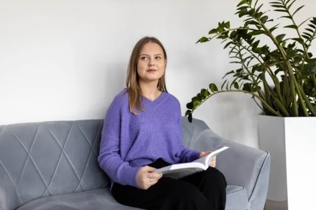 Customer Care | WSB Merito Warsaw University: Zamyślona studentka 