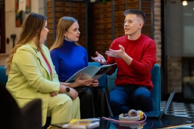 Financial Market Analyst | WSB Merito Warsaw University: Rozmowa siedzących osób na kanapie