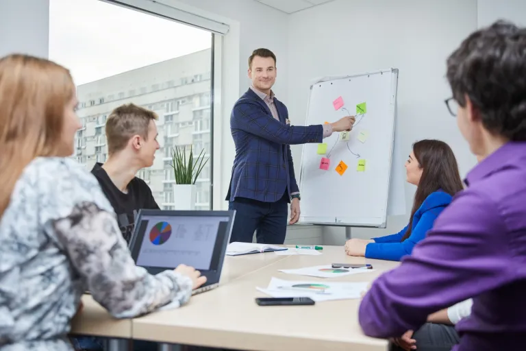 Finance and Accounting | WSB Merito Warsaw University: Omawianie projektu przez pracowników