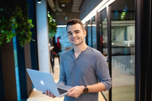 Customer Care | WSB Merito Warsaw University: Student z laptopem