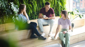 Healthcare Management, studia II stopnia, magisterskie: Wrocław - zarządzanie w ochronie zdrowia - studenci rozmawiający w kawiarni