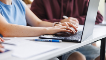 Software Development, studia I stopnia, licencjackie i inżynierskie: studentka pisząca na laptopie