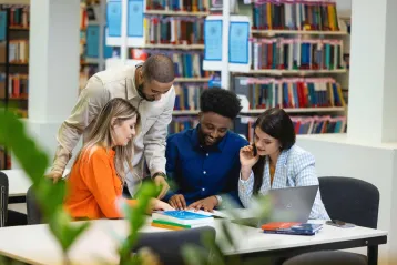 Transfer from another university | WSB Merito Wrocław University: Wrocław- przeniesienia z innej uczelni - grupa ludzi międzynarodowe towarzystwo