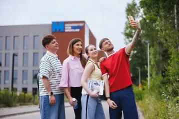 Search results | WSB Merito Wrocław University: studenci robiący sobie wspólne zdjęcie