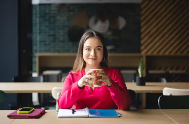 Our campus | WSB Merito Wrocław University: budynek G - bistro - studentka