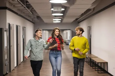 Our campus | WSB Merito Wrocław University: budynek g - korytarz - studenci