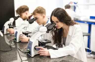 Laboratories and workrooms | WSB Merito Wrocław University: studenci na zajęciach w laboratorium chemii, biochemii i mikrobiologii