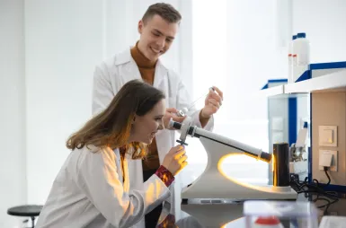 Laboratories and workrooms | WSB Merito Wrocław University: studenci na zajęciach w laboratorium chemii, biochemii i mikrobiologii