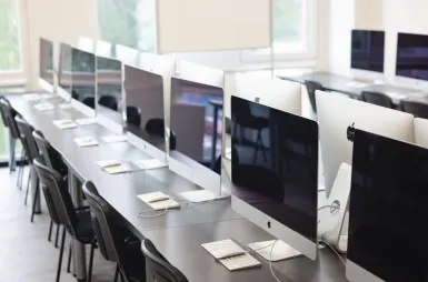 Laboratories and workrooms | WSB Merito Wrocław University: komputery w pracowni apple imac