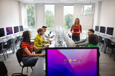 Laboratories and workrooms | WSB Merito Wrocław University: studenci na zajęciach w pracowni apple imac