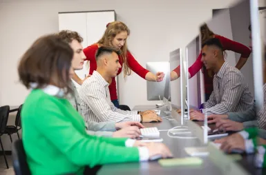Laboratories and workrooms | WSB Merito Wrocław University: studenci na zajęciach w pracowni apple imac
