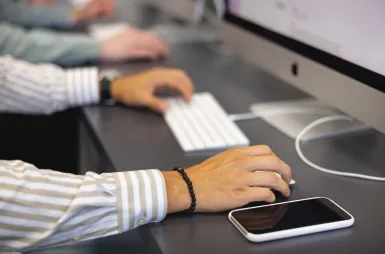 Laboratories and workrooms | WSB Merito Wrocław University: studenci na zajęciach w pracowni apple imac
