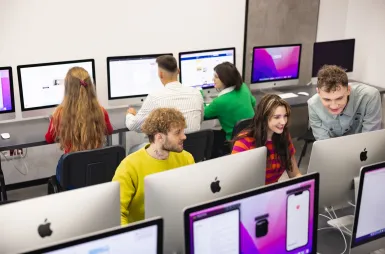 Laboratories and workrooms | WSB Merito Wrocław University: studenci na zajęciach w pracowni apple imac