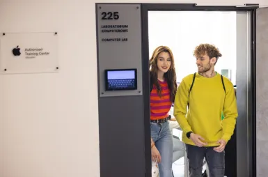 Laboratories and workrooms | WSB Merito Wrocław University: studenci na zajęciach w pracowni apple imac