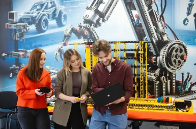 Laboratories and workrooms | WSB Merito Wrocław University: studenci na zajęciach w laboratorium kreatywnych konstrukcji