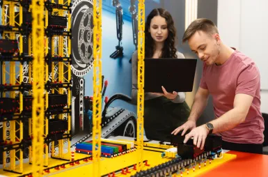 Laboratories and workrooms | WSB Merito Wrocław University: studenci na zajęciach w laboratorium kreatywnych konstrukcji