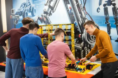 Laboratories and workrooms | WSB Merito Wrocław University: studenci na zajęciach w laboratorium kreatywnych konstrukcji