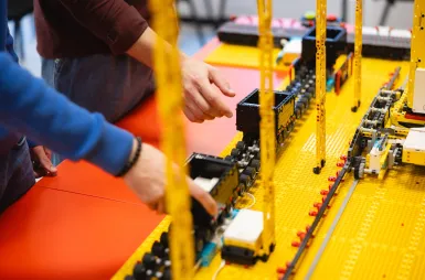 Laboratories and workrooms | WSB Merito Wrocław University: studenci na zajęciach w laboratorium kreatywnych konstrukcji