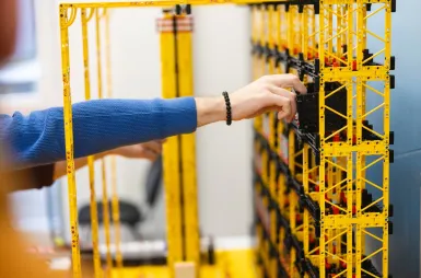 Laboratories and workrooms | WSB Merito Wrocław University: studenci na zajęciach w laboratorium kreatywnych konstrukcji