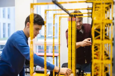 Laboratories and workrooms | WSB Merito Wrocław University: studenci na zajęciach w laboratorium kreatywnych konstrukcji