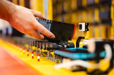 Laboratories and workrooms | WSB Merito Wrocław University: studenci na zajęciach w laboratorium kreatywnych konstrukcji