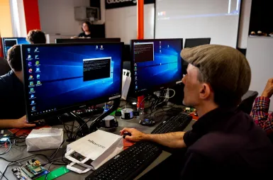 Laboratories and workrooms | WSB Merito Wrocław University: studenci na zajęciach w laboratorium internetu rzeczy