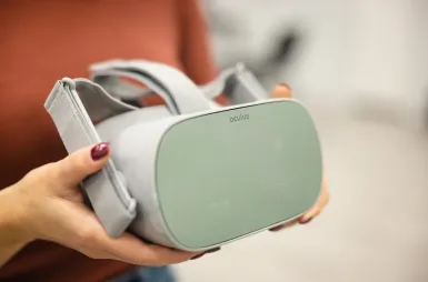 Laboratories and workrooms | WSB Merito Wrocław University: studenci na zajęciach w laboratorium rozszerzonej rzeczywistości