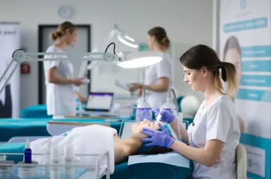 Laboratories and workrooms | WSB Merito Wrocław University: studenci odbywający zajęcia w pracowni kosmetologicznej