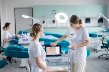 Laboratories and workrooms | WSB Merito Wrocław University: studenci odbywający zajęcia w pracowni kosmetologicznej