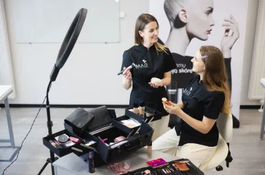 Laboratories and workrooms | WSB Merito Wrocław University: studenci odbywający zajęcia w pracowni wizażu i trychologii