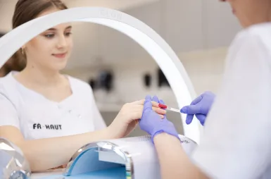 Laboratories and workrooms | WSB Merito Wrocław University: studenci odbywający zajęcia w pracowni manicure i stylizacji paznokci