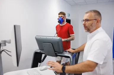 Laboratories and workrooms | WSB Merito Wrocław University: studenci odbywający zajęcia w laboratorium dietetyki i kalorymetrii