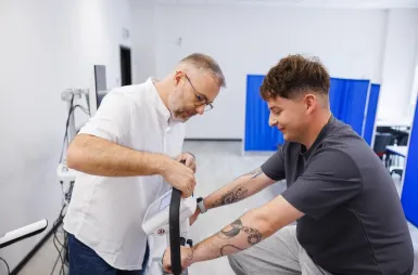 Laboratories and workrooms | WSB Merito Wrocław University: studenci odbywający zajęcia w laboratorium dietetyki i kalorymetrii