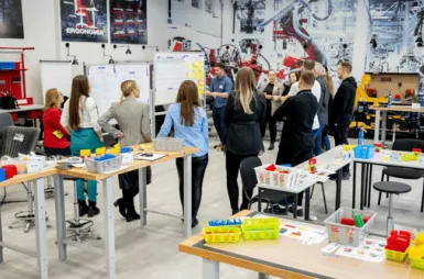 Laboratories and workrooms | WSB Merito Wrocław University: studenci odbywający zajęcia w centrum lean management