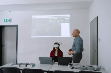 Laboratories and workrooms | WSB Merito Wrocław University: studenci odbywający zajęcia w laboratorium przywództwa neurolider