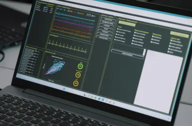 Laboratories and workrooms | WSB Merito Wrocław University: studenci odbywający zajęcia w laboratorium przywództwa neurolider