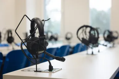 Laboratories and workrooms | WSB Merito Wrocław University: sala do tłumaczeń ustnych