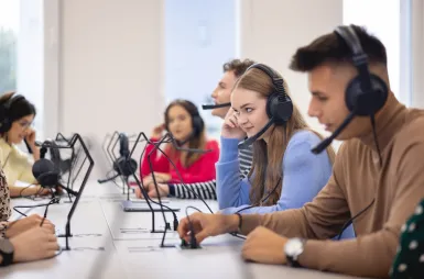Laboratories and workrooms | WSB Merito Wrocław University: studenci odbywający zajęcia w sali do tłumaczeń ustnych