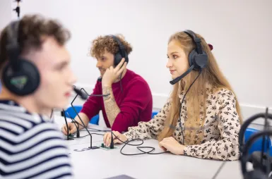 Laboratories and workrooms | WSB Merito Wrocław University: studenci odbywający zajęcia w sali do tłumaczeń ustnych