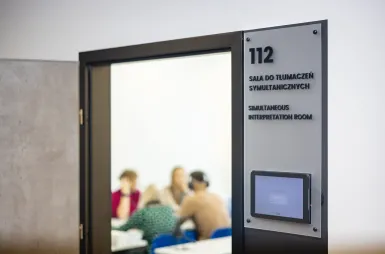 Laboratories and workrooms | WSB Merito Wrocław University: studenci odbywający zajęcia w sali do tłumaczeń ustnych