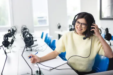 Laboratories and workrooms | WSB Merito Wrocław University: studenci odbywający zajęcia w sali do tłumaczeń ustnych
