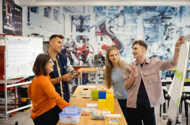 Laboratories and workrooms | WSB Merito Wrocław University: studenci odbywający zajęcia w centrum lean management