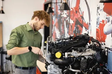 Laboratories and workrooms | WSB Merito Wrocław University: studenci odbywający zajęcia w centrum lean management