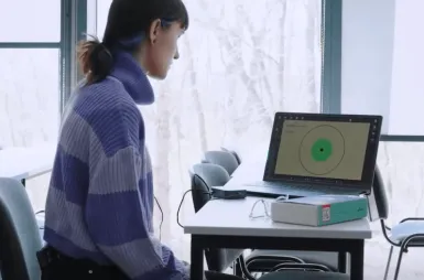 Laboratories and workrooms | WSB Merito Wrocław University: studenci odbywający zajęcia w laboratorium przywództwa neurolider