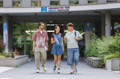 Study in Wrocław | WSB Merito Wrocław University: Students outdoor in Wrocław