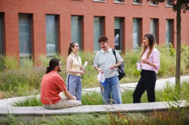 Study in Wrocław | WSB Merito Wrocław University: Students outdoor in Wrocław