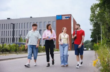 Study in Wrocław | WSB Merito Wrocław University: Students outdoor in Wrocław